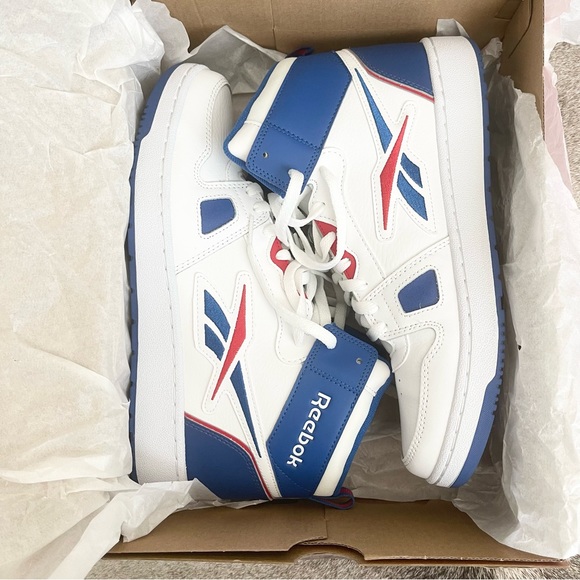 **SOLD** Basketball shoes - Picture 2 of 5